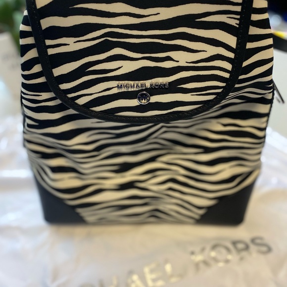 New Michael Kors Raven Medium Backpack - Picture 4 of 14